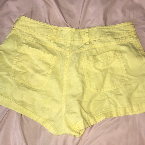 Yellow high waisted shorts - Picture 3 of 3